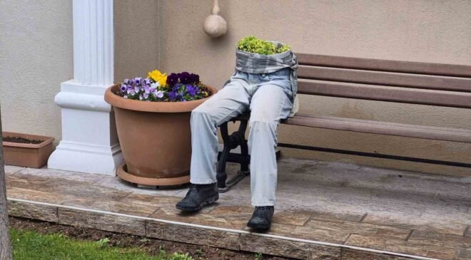 İlginç bahçe dekorasyonu hem ilginç, hem de ürkütücü