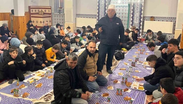 İmam Mustafa Şimşek Emet’te 15 yıldır çocuklara camide iftar veriyor
