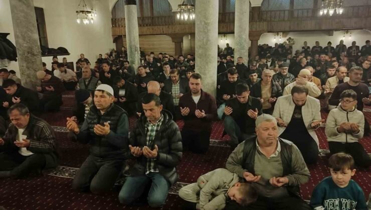 Kadir Gecesi huşu içinde idrak edildi