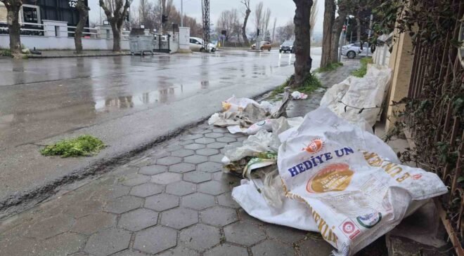 Kaldırımları çöplük gibi kullanıyorlar
