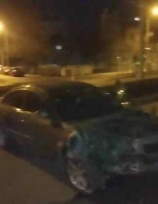 Kontrolden çıkan otomobil ağaca çarparak durabildi