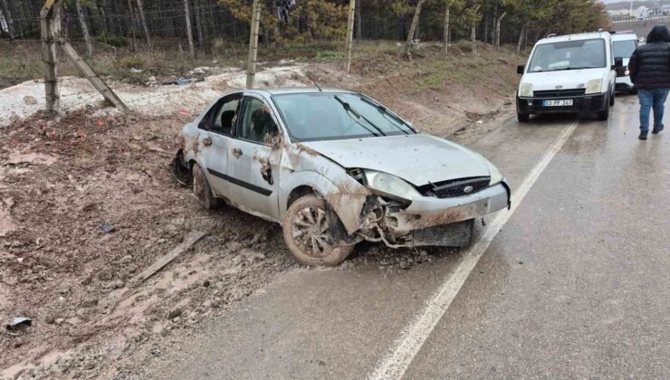 Kontrolden çıkan otomobil yol kenarına savruldu: 3 yaralı