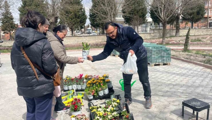 Kütahya Tavşanlı’da bayram öncesi mezarlıkta çiçek yoğunluğu