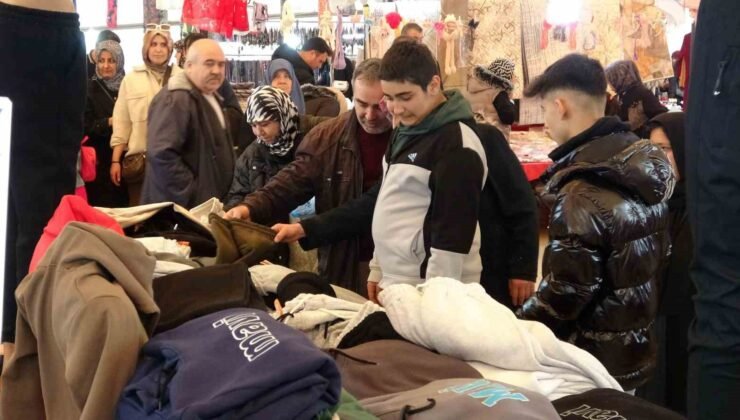 Kütahya’da kıyafet pazarı vatandaşların akınına uğruyor