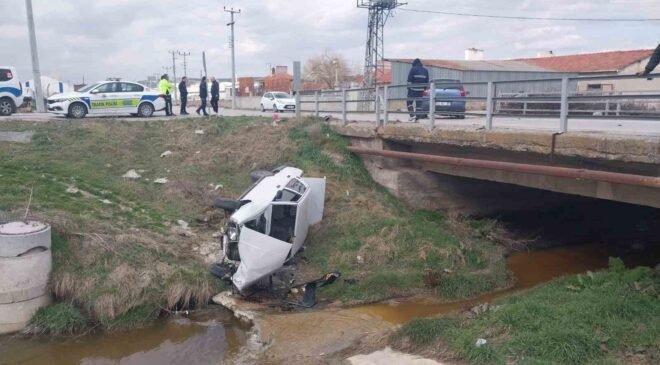 Kütahya’da otomobille çarpışan araç dereye uçtu: 3 yaralı