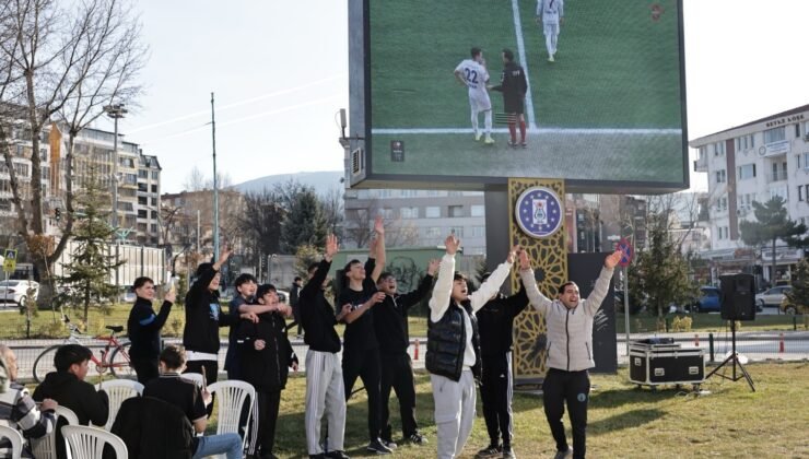 Kütahyalılar, Kütahyaspor’un zaferini dev ekrandan izledi