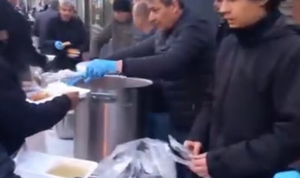 Mahalleli kendi imkanlarıyla bin kişiye iftar verdi