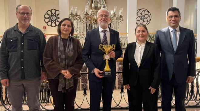 Masa tenisi turnuvasında dereceye giren sağlık personeline tebrik