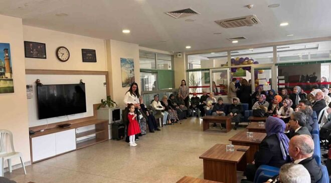 Miniklerden huzurevi sakinlerine anlamlı ziyaret