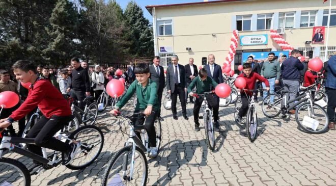 Öğrenciler hediyelerini protokol üyelerinden aldı