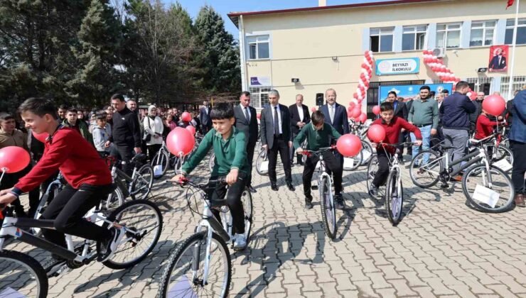Öğrenciler hediyelerini protokol üyelerinden aldı