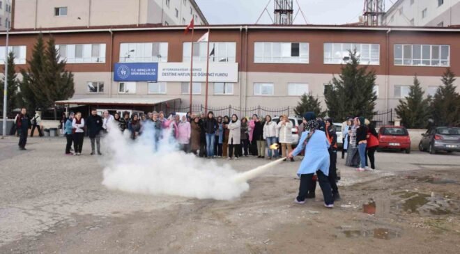 Öğrencilere ’Afet Farkındalık Eğitimi’ verilip tahliye tatbikatı düzenlendi