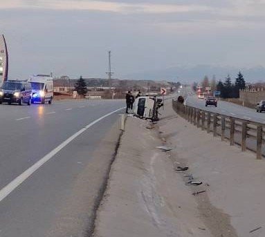 Orta refüje devrilen hafif ticari araçta 5 kişi yaralandı