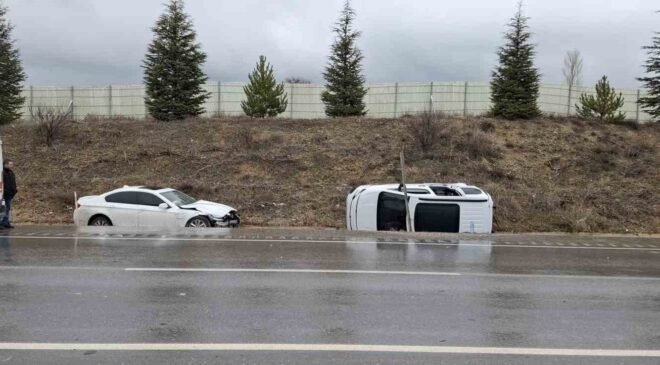 Otomobille hafif ticari aracın çarpıştığı kazada 6 kişi yaralandı