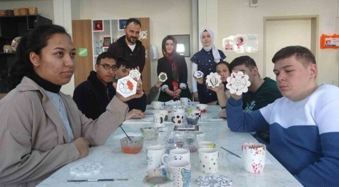 Özel öğrencilerden çini sanatına renkli dokunuş