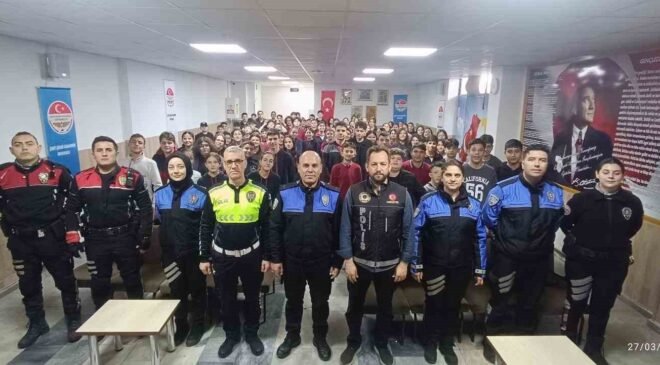 Polis ekiplerinden ortaokul öğrencilerine yönelik eğitim