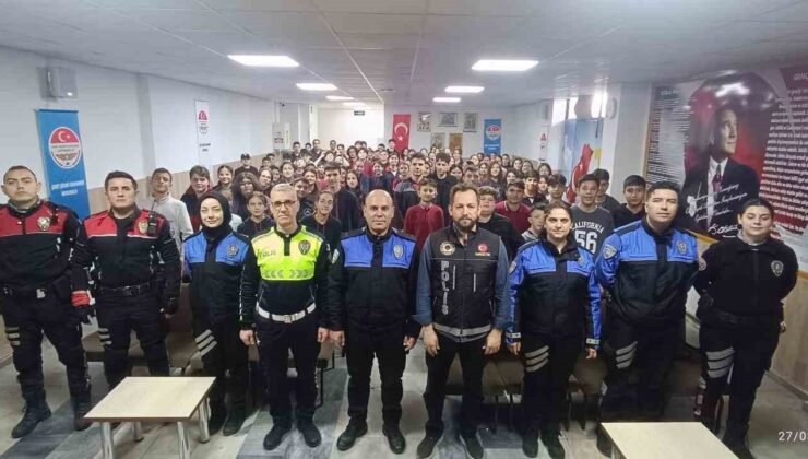 Polis ekiplerinden ortaokul öğrencilerine yönelik eğitim