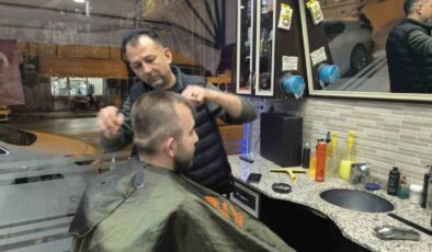 Ramazan Bayramı’nı oturdukları berber sandalyelerinde karşıladılar