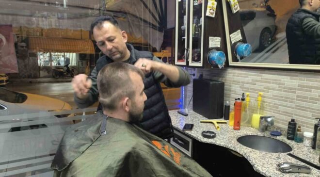 Ramazan Bayramı’nı oturdukları berber sandalyelerinde karşıladılar