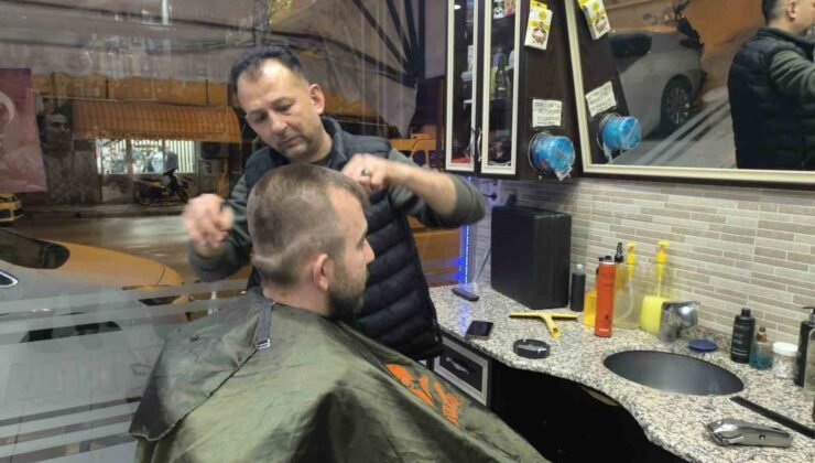 Ramazan Bayramı’nı oturdukları berber sandalyelerinde karşıladılar