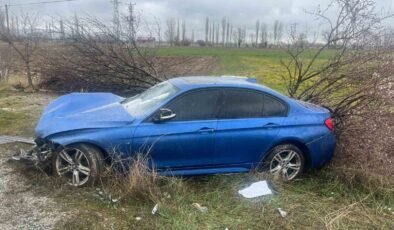 Şarampole giren otomobilde 3 kişi yaralandı