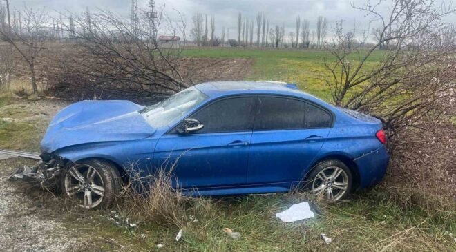 Şarampole giren otomobilde 3 kişi yaralandı