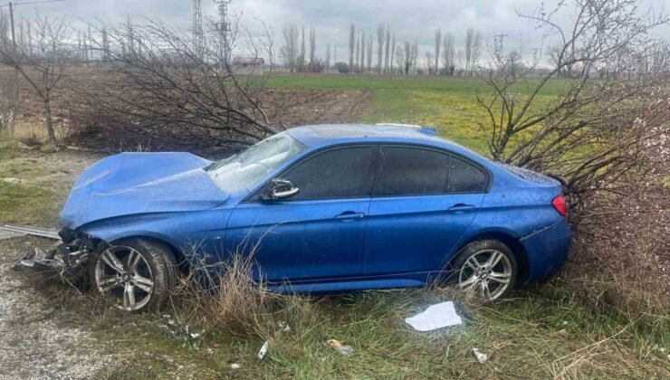 Şarampole giren otomobilde 3 kişi yaralandı