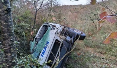 Servis aracı uçuruma yuvarlandı: 1 yaralı