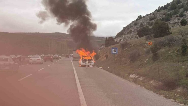 Seyir halindeki araç bir anda alev aldı
