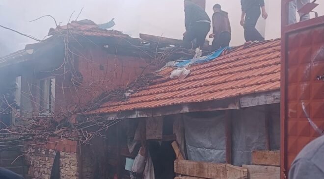 Tavşanlı’da korkutan yangın, iki katlı ev kullanılamaz hale geldi