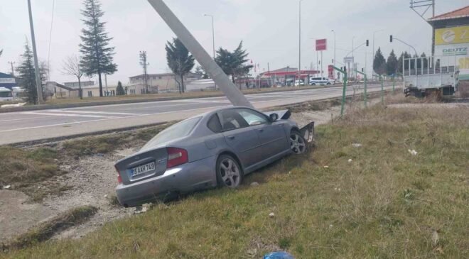 Tavşanlı’da otomobil elektrik direğine çarptı: 1 yaralı