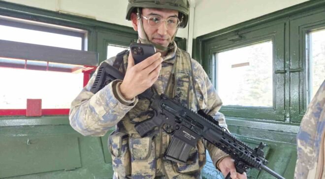 Telefondan annesiyle bayramlaşan Mehmetçik’in duygu dolu anları