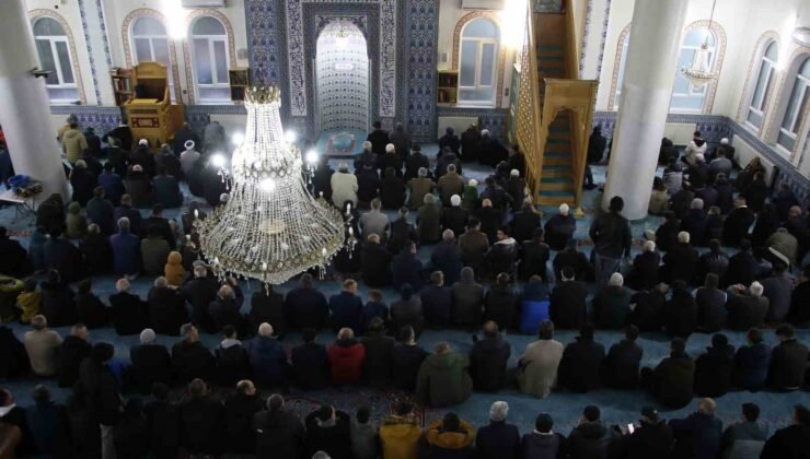 Uşak’ta bayram namazı kılındı