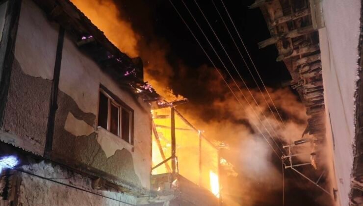 Uşak’ta iki katlı evde çıkan yangın söndürüldü