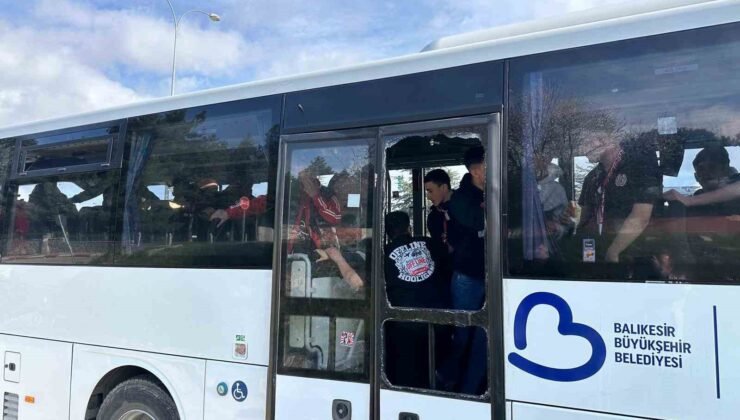 Uşak’ta  Nev Sağlık Grubu Balıkesirspor’un taraftar otobüsüne taşlı saldırı