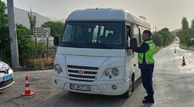 Uşak’ta polis ve jandarmadan okul çevreleri ve servislere sıkı denetim