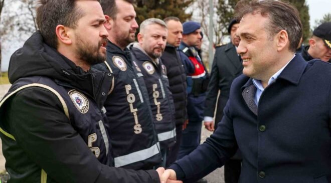 Vali Sözer denetim noktasında güvenlik güçleriyle bayramlaştı