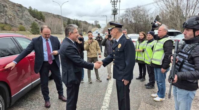 Vali Yılmaz, görev başındaki polis ve jandarma ile bayramlaştı