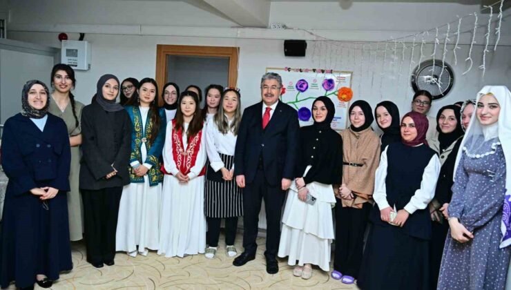 Vali Yılmaz, kız yurdunda kalan uluslararası öğrencilerle iftar yaptı