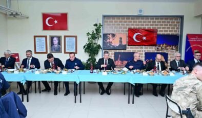 Vali Yılmaz, vatani görevini yapan er ve erbaşlar ile iftar yaptı