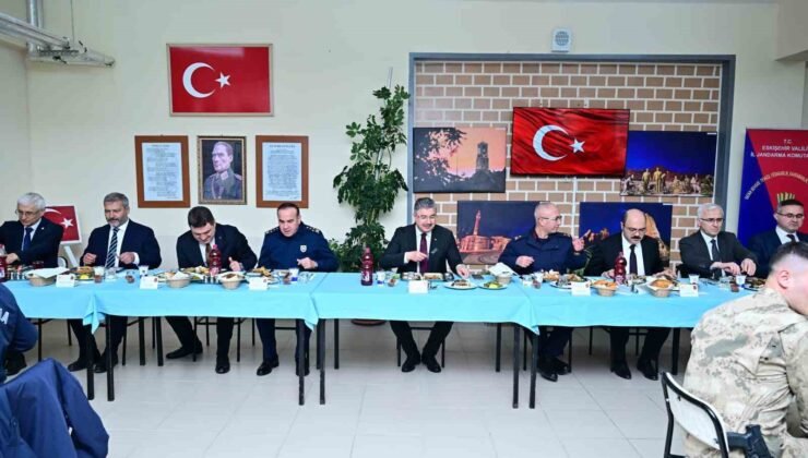 Vali Yılmaz, vatani görevini yapan er ve erbaşlar ile iftar yaptı
