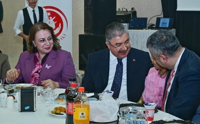 Vali Yılmaz ve eşi, koruyucu ailelerle iftar sofrasında buluştu