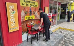 Yedikleri dürümlerin parasını ödemeden kaçan gençler kameraya yansıdı