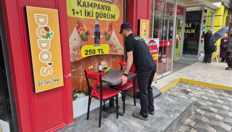 Yedikleri dürümlerin parasını ödemeden kaçan gençler kameraya yansıdı