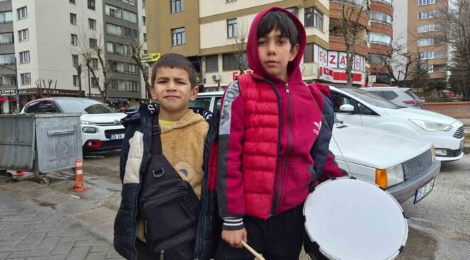 Yeğeniyle birlikte bayram harçlığı toplayan küçük davulcu
