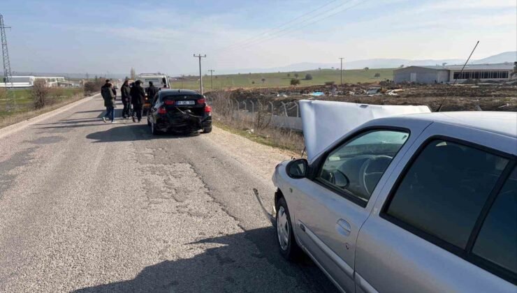 Yol üzerindeki kalas parçası kazaya sebep oldu, 2 yaralı