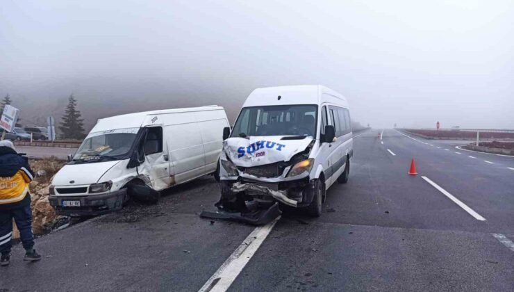 Yolcu minibüsü ile kamyonet çarpıştı: 7 yaralı