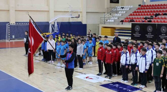 240 sporcunun katılımıyla hentbol küçükler yarı final müsabakaları başladı