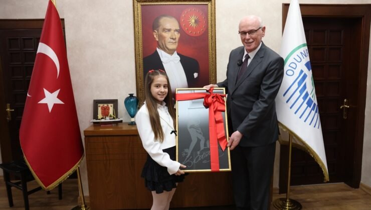 Odunpazarı’nda 23 Nisan Geleneği Sürdü: Başkanlık Makamı Minik Melis’e Emanet