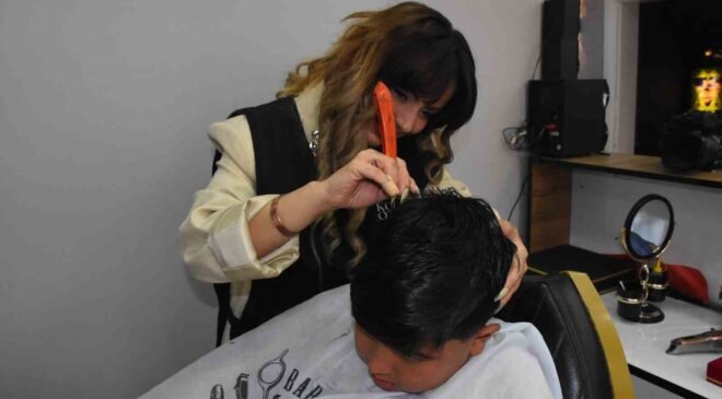 Afyonkarahisar’da erkek berberi kadın, üç yıldır müşterilerine hizmet veriyor